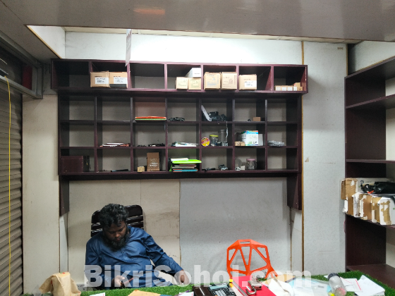 কম্পিউটার দোকানের রেক ইলেক্ট্রনিক সেটাপ সহ অন্য